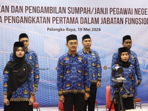 Foto terlantik mengikuti kegiatan pelantikan dan pengambilan sumpah janji dari Kantor Bawaslu Kalteng, Palangka Raya, Selasa (19/5/2026).