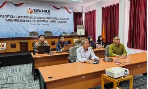 Bawaslu Kalteng, Ketua Satriadi dan Anggota Benny Setia hadiri kegiatan Penguatan Kapasitas Bawaslu dalam Perencanaan, Pelaksanaan, dan Pelaporan Keuangan serta Reformasi Birokrasi yang diselenggarakan secara daring bersama Bawaslu RI, Rabu (20/05/2026).