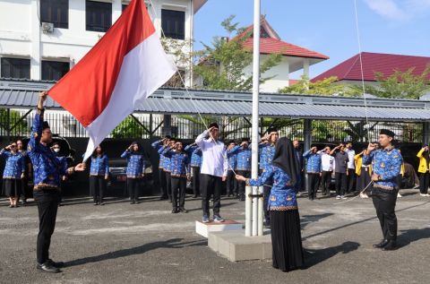 Ketua Bawaslu Kalteng, Satriadi, bertindak sebagai pembina upacara Peringatan Hari Kebangkitan Nasional (Harkitnas) ke-118 di Kantor Bawaslu Kalteng, Palangka Raya, Rabu (20/5/2026). 