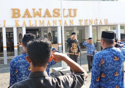 Ketua Bawaslu Kalteng, Satriadi, selaku pembina upacara Peringatan Hari Lahir Pancasila Tahun 2026 di lingkungan Bawaslu Kalteng, Palangka Raya, Senin (1/6/2026).