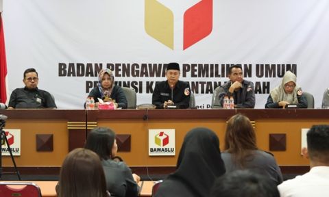 Pembukaan kegiatan ortientasi oleh Ketua, Anggota dan Kasek Bawaslu Provinsi Kalimantan Tengah di ruang rapat secra luring, Palangka Raya, Senin (6/7/2026).