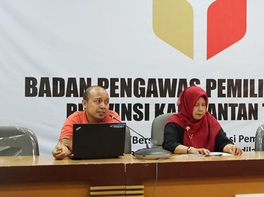 Foto kiri Fandi Irawan dan Anggota Bawaslu Kalteng Siti Wahidah, saat sampaikan hasil Monitoring dan Publikasi secara luring di Kantor Bawaslu Kalteng, Palangka Raya, Juma (14/8/2026).