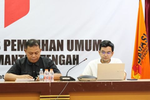 Kabag Hukum, Humas, Data dan Informasi Jimmy Anwar dan foto kanan, Marthin Sahay, saat sampaikan hasil Monitoring pemberitaan secara luring di Kantor Bawaslu Kalteng, Palangka Raya, Jumat (14/8/2026).
