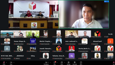 Anggota Bawaslu Kalteng Siti Wahidah dan Benny Setia sampaikan arahan pada acara pembukaan RDK Humas, Jumat (14/8/2026).