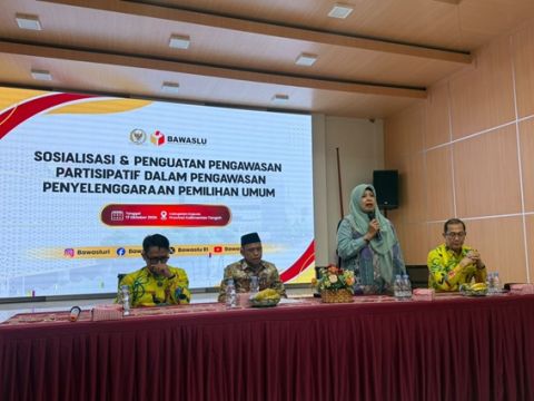 Anggota Bawaslu Kalteng, Siti Wahidah sebagai narasumber dalam kegiatan Sosialisasi dan Penguatan Pengawasan Partisipatif dalam Pengawasan Penyelenggaraan Pemilihan Umum” di Kabupaten Kapuas, Sabtu (17/9/2026).