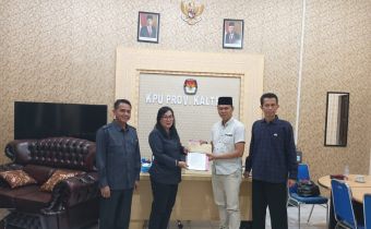 Bawaslu Kalteng Serahkan Surat ke KPU Kalteng