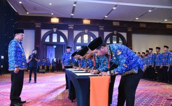 Sekjen Lantik PPPK di Lingkungan Sekretariat Bawaslu Kalteng