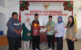 Bawaslu Kalteng Serahkan Laporan Layanan Informasi Publik 2023 ke Komisi Informasi
