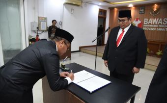 Bagja Lantik PAW Bawaslu Kalteng, Bawaslu OKU, dan Bawaslu Kota Palopo