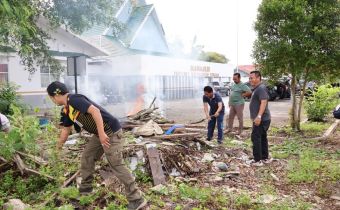 Gotong Royong Bentuk Kepedulian Terhadap Lingkungan Bawaslu Kalteng Gelar Kerja Bakti