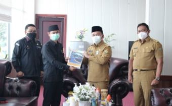 Bawaslu Kalteng Serahkan Laporan Pengunaan APBD ke Gubernur