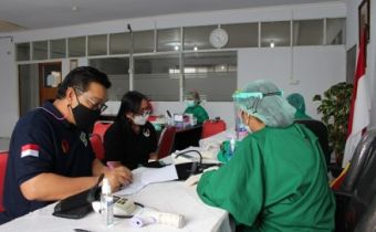 Tekankan Penyebaran Covid-19, Bawaslu Kalteng Antusias Laksanakan Vaksin