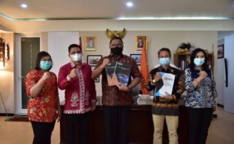 Ketua Bawaslu Serahkan Laporan Akhir Divisi Hukum, Humas & Datin 