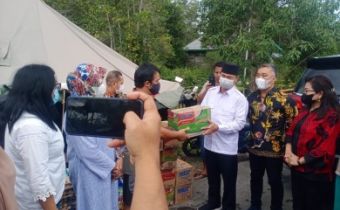 Peduli Bencana Banjir Katingan, Bawaslu Kalteng Serahkan Bantuan 
