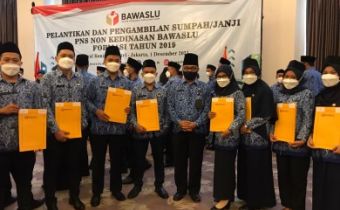 8 CPNS Sekretariat Bawaslu Kalteng Ikuti Pelantikan & Pengambilan Sumpah atau Janji PNS 