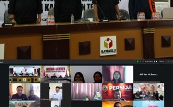 Ketua Bawaslu Kalteng Satriadi, Anggota Nurhalina dan Benny Setia serta Kepala Sekretariat Bawaslu Kalteng Karnalis Kamaruddin hadiri peluncuran program SELASA HARATI, Palangka Raya, Selasa (27/1/2026).