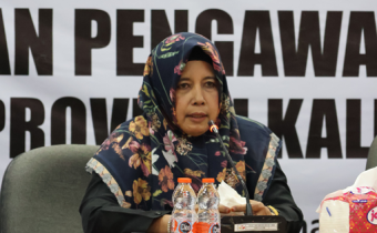 Anggota Bawaslu Kalteng, Siti Wahidah sampaikan arahan dalam rapat internal, Palangka Raya, Selasa (6/1/2026).