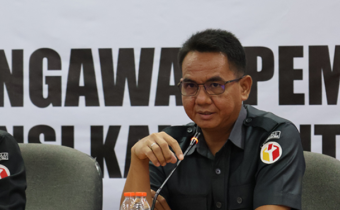 Anggota Bawaslu Kalteng, Kristaten Jon sampaikan arahan dalam rapat internal, Palangka Raya, Selasa (6/1/2026).