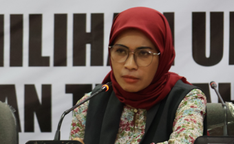 Anggota Bawaslu Kalteng, Nurhalina sampaikan arahan dalam rapat internal, Palangka Raya, Selasa (6/1/2026).