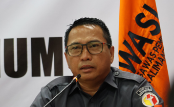 Anggota Bawaslu Kalteng, Benny Setia sampaikan arahan dalam rapat internal, Palangka Raya, Selasa (6/1/2026).