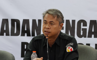Ketua Bawaslu Kalteng, Satriadi sampaikan arahan dalam rapat internal, Palangka Raya, Selasa (6/1/2026).