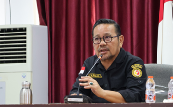 Kasek Bawaslu Kalteng, Karnalis Kamaruddin berikan arahan dalam rapat internal, Palangka Raya, Selasa (6/1/2026).