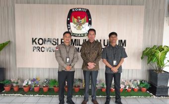 Berfoto bersama dengan Dwi Swasono Anggota KPU Prov Kalimantan Tengah usai melaksanakan pengawasan staf Bawaslu Provinsi Kalimantan Tengah, Palangka Raya, Kamis (18/12/2025).