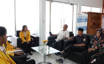 Ketua dan Anggota Bawaslu Kalteng saat menerima mahasiswa magang di kantor Bawaslu Kalteng, Palangka Raya, Selasa (24/2/2026).
