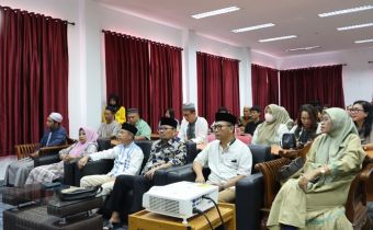  Ketua dan Anggota Bawaslu Kalteng, Kepala Sekretariat, Pejabat Struktural, serta para Pegiat Pemilu secara luring hadi dalam acara Ngabuburit Pengawasan di kantor Bawaslu Kalteng, Palangka Raya, Jumat (27/2/2026).