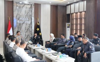 Kapolda Kalimantan Tengah Irjen Pol. Iwan Kurniawan, S.I.K., M.Si didampingi jajaran menyambut kunjungan Ketua Bawaslu Kalteng, Satriadi beserta Anggota Siti Wahidah, Kristaten Jon, Nurhalina, Kepala Sekretariat Karnalis Kamaruddin, Senin (6/4/2026).