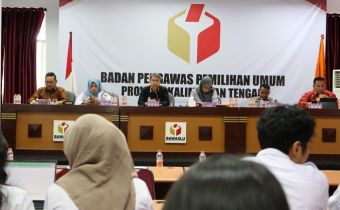 Ketua dan seluruh Anggota serta Kepala Sekretariat bersama seluruh jajaran sekretariat Bawaslu Kalteng mengikuti kegiatan Rabu Mekar Bersahaja khusus internal Sekretariat Bawaslu Provinsi, Palangka Raya, Rabu (8/4/2026).