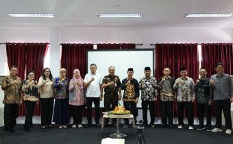 Foto bersama Ketua, Anggota, Kepala Sekretariat Bawaslu Kalteng beserta undangan  usai melaksan potong tupeng dalam acara perayaan Hut ke 18 Bawaslu, di Kantor Bawaslu Kalteng, Palangka Raya, Kamis (9/4/2026).