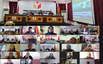 Foto bersama Ketua, Anggota Bawaslu Provinsi dan Kabupaten/Kota serta Sekretariat Bawaslu se-Kalimantan Tengah pada Rapat Koordinasi Penyusunan Program Kerja Divisi Hukum dan Penyelesaian Sengketa secara hybrid, Selasa (28/4/2026).