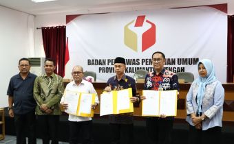 Foto bersama usai penandatanganan Nota Kesepahaman MoU dan PKS Ketua Bawaslu Kalteng Satriadi, Ketua STIH Tambun Bungai Dekie G.G. Kasenda, serta Kepala Bidang Pengelolaan Informasi Publik (PIP) Diskominfo Kalteng Erwindy, Palangka Raya, Kamis (23/4/2026).