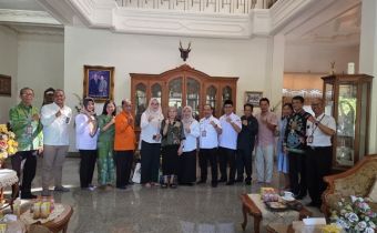 Foto bersama dalam kegiatan anjangsana ke Lembaga Kesejahteraan Sosial Anak dan Tokoh Masyarakat, di kediaman Alm. Elieser Gerson (Wakil Gubernur Kalimantan Tengah periode 1996-1999 ) Palangka Raya, Selasa (6/5/2026).