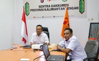 Kepala Sekretariat Bawaslu Kalteng, Karnalis Kamaruddin bersama Kepala Bagian Administrasi, Tekad Yadi Purwanto, hadiri kegiatan Diseminasi Hasil Survei Penilaian Integritas (SPI) Bawaslu Tahun 2025 daring, Rabu (6/5/2026).