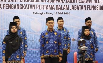 Foto terlantik mengikuti kegiatan pelantikan dan pengambilan sumpah janji dari Kantor Bawaslu Kalteng, Palangka Raya, Selasa (19/5/2026).