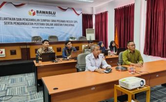 Bawaslu Kalteng, Ketua Satriadi dan Anggota Benny Setia hadiri kegiatan Penguatan Kapasitas Bawaslu dalam Perencanaan, Pelaksanaan, dan Pelaporan Keuangan serta Reformasi Birokrasi yang diselenggarakan secara daring bersama Bawaslu RI, Rabu (20/05/2026).