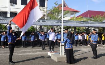 Ketua Bawaslu Kalteng, Satriadi, bertindak sebagai pembina upacara Peringatan Hari Kebangkitan Nasional (Harkitnas) ke-118 di Kantor Bawaslu Kalteng, Palangka Raya, Rabu (20/5/2026). 