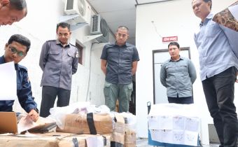 Foto kiri Anggota Bawaslu Kalimantan Tengah Kristaten Jon menghadiri sekaligus mengawasi pelaksanaan pemusnahan sisa surat suara Pemungutan Suara di KPU Provinsi Kalimantan Tengah, Selasa (9/6/2026).
