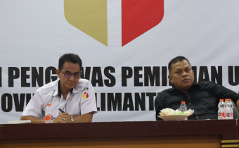 Anggota Bawaslu Kalteng, Kristaten Jon, bersama Kepala Bagian Hukum, Humas, Data dan Informasi Jimmy Anwar pada rapat Jurnal dan Buletin Bawaslu Kalteng, Palangka Raya, Kamis (25/6/2026).
