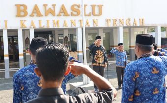 Ketua Bawaslu Kalteng, Satriadi, selaku pembina upacara Peringatan Hari Lahir Pancasila Tahun 2026 di lingkungan Bawaslu Kalteng, Palangka Raya, Senin (1/6/2026).