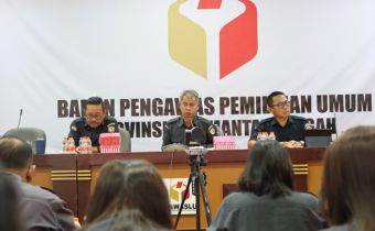 Ketua Bawaslu Kalteng Satriadi, bersama Anggota Benny dan Kepala Sekretariat Karnalis Kamaruddin dan jajaran sekretariat melaksanakan rapat Penguatan Kelembagaan, Senin (15/6/2026).