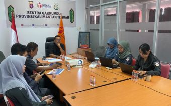 Kepala Sekretariat Bawaslu Kalteng Karnalis Kamaruddin dan jajaran dalam kegiatan Rabu Mekar Bersahaja untuk periode Mei 2026, Palangka Raya, Senin (8/6/2026).