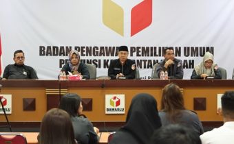 Pembukaan kegiatan ortientasi oleh Ketua, Anggota dan Kasek Bawaslu Provinsi Kalimantan Tengah di ruang rapat secra luring, Palangka Raya, Senin (6/7/2026).