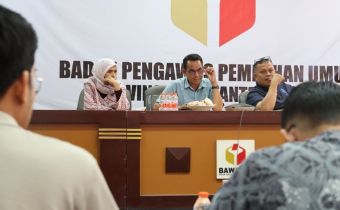 Anggota Bawaslu Kalteng Kristaten Jon pimpin Rapat Penyusunan Jurnal dan Buletin Bawaslu Provinsi Kalimantan Tengah Tahun 2026”.  bertempat diRuang Rapat Kantor Bawaslu Provinsi Kalimantan Tengah, Palangka Raya, Kamis (16/7/2026).