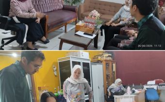 Petugas Layanan Informasi Bawaslu Kalteng, Nepi dan Najim saat melaksanakan koordinasi ke SKH Negeri 1 Palangka Raya, Jumat (26/7/2026).