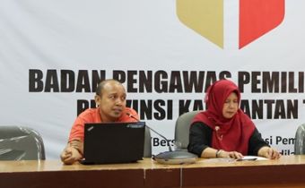 Foto kiri Fandi Irawan dan Anggota Bawaslu Kalteng Siti Wahidah, saat sampaikan hasil Monitoring dan Publikasi secara luring di Kantor Bawaslu Kalteng, Palangka Raya, Juma (14/8/2026).