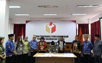 Ketua Bawaslu Satriadi melakukan Penandatanganan MoU dihadiri oleh perwakilan dari Dinas Pendidikan Provinsi Kalimantan Tengah, Universitas Palangka Raya, Universitas PGRI Palangka Raya, Universitas Kristen Palangka Raya, Institut Agama Kristen Negeri Palangka Raya, Institut Agama Hindu Negeri Tampung Penyang Palangka Raya, STIE Palangka Raya, STIE YBPK Palangka Raya, dan STMIK Palangka Raya., Kamis (30/7/2026).