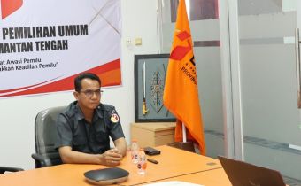 Anggota Bawaslu Kalteng Kristaten Jon, sampaikan perkembangan peserta Kompetisi Debat Penegakan Hukum Pemilu VI Tahun 2026 di ruang kerjanya, Palangka Raya, Senin (3/8/2026).
